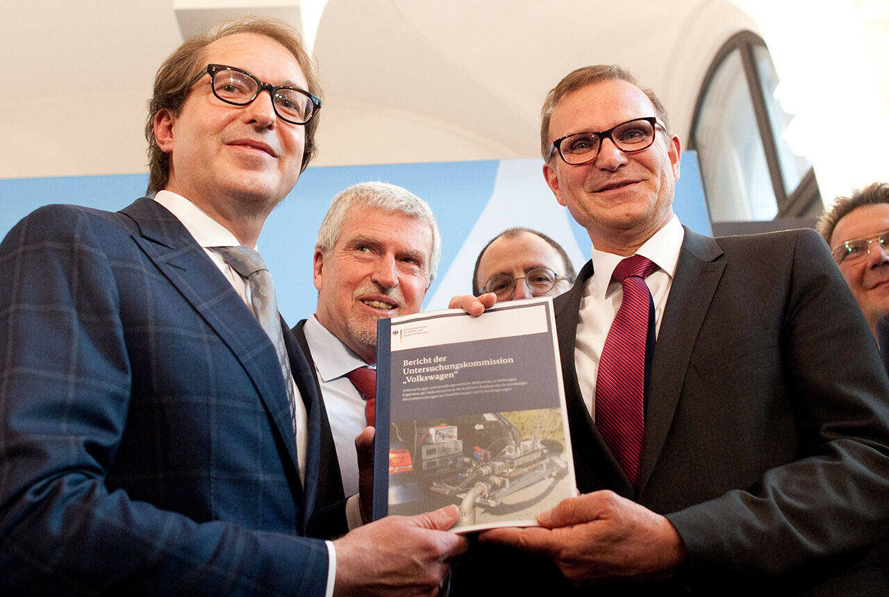 Bundesverkehrsminister Alexander Donbrinft (l.) bei der Pr&auml;sentation des Berichts der "Untersuchungskommission Volkswagen"