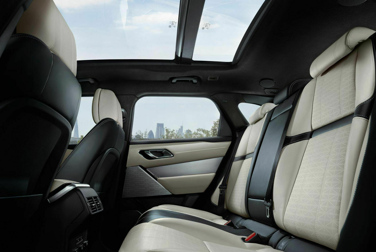 Das Panorama-Glasdach lässt viel Licht in den Range Rover Velar