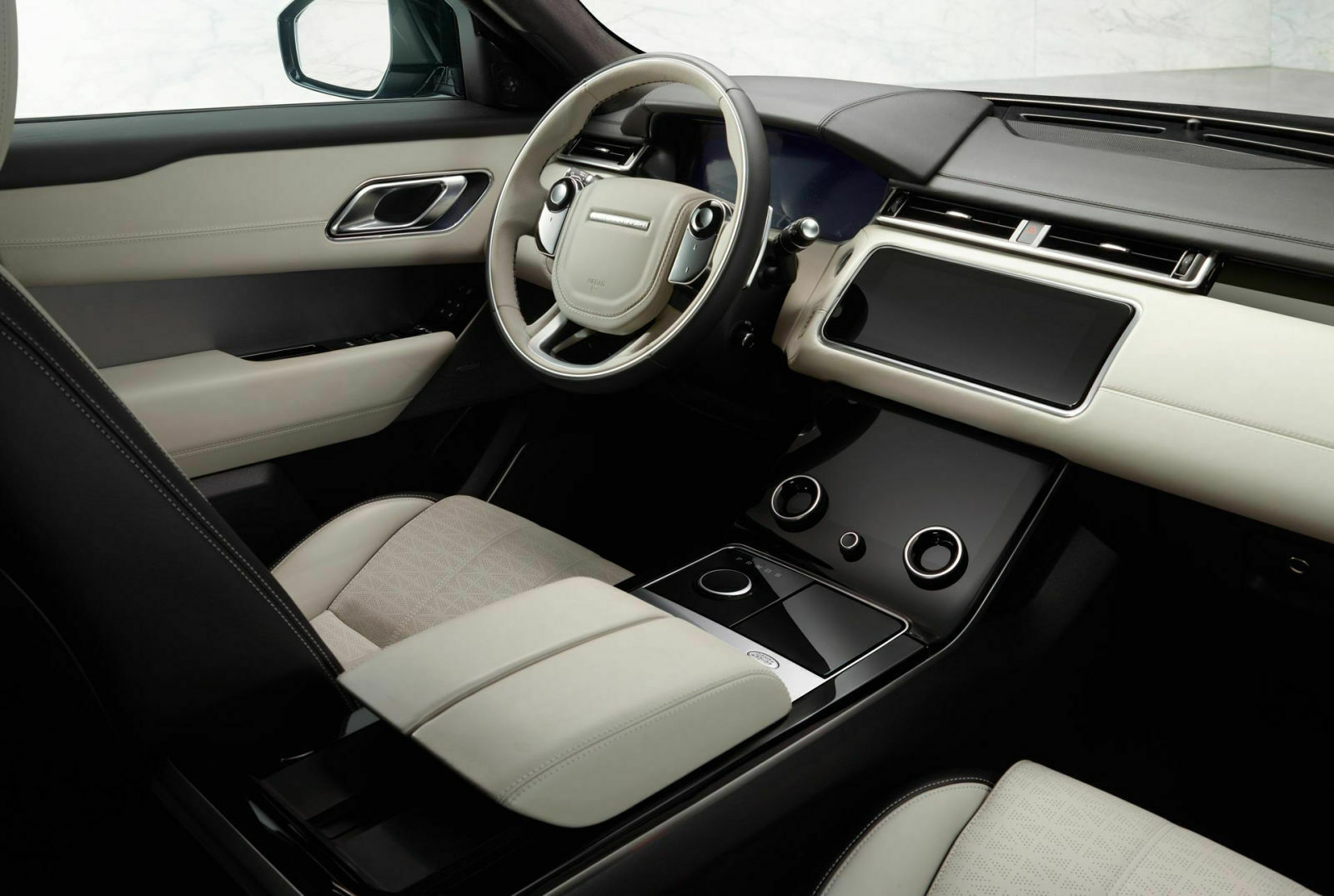 Das Armaturenbrett im Range Rover Velar soll stärker geneigt sein als bei allen anderen Modellen