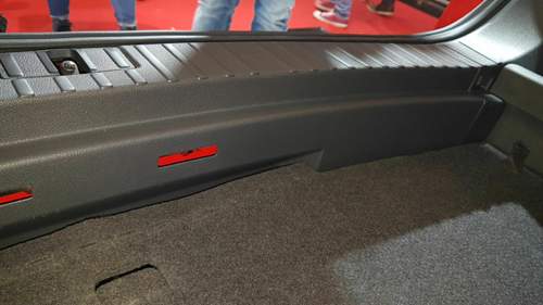 Ladekannte-5-sitzer-mit-canton