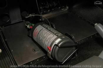 Feuerlöscher und Kohlefaserdetails