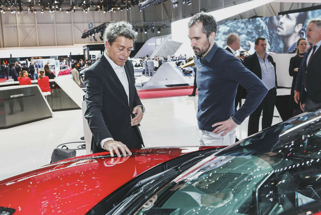 Kleines Zugeständnis an den Auftritt: Die Hutzen auf der Motorhaube sind funktionslos und komplett geschlossen