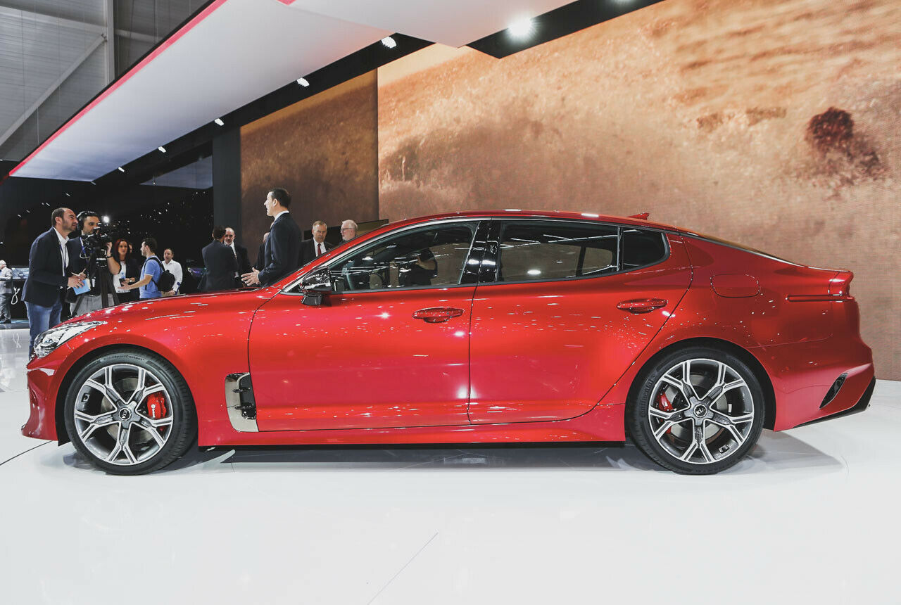 Länge, ein kurzer Überhang vorne und ein weit zurückgesetztes Führerhaus - der Kia Stinger soll stilistisch seine Leistung kommunizieren