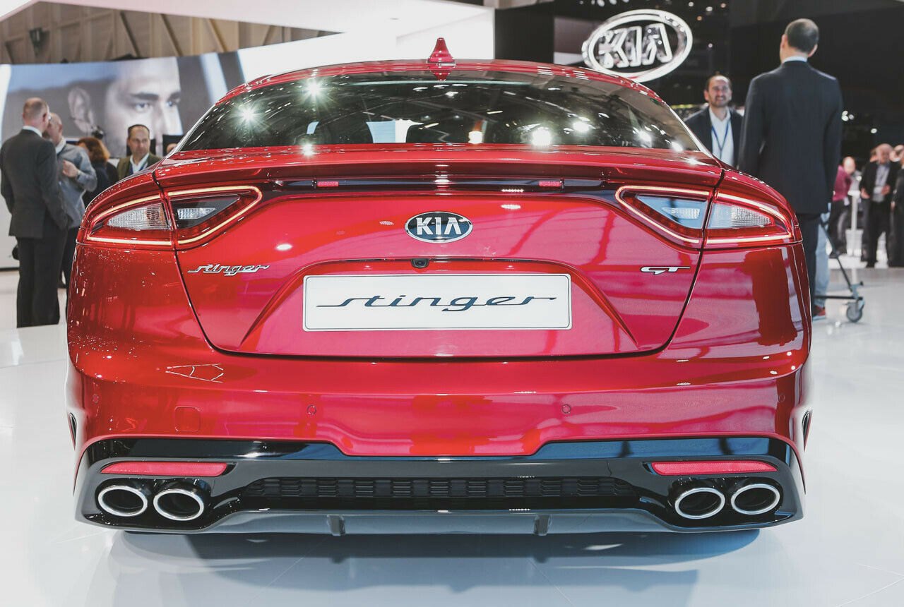 Völlig unzweideutig präsentiert der Kia Stinger am Heck seine Leistung von 370 PS. Optisch womöglich sogar mehr