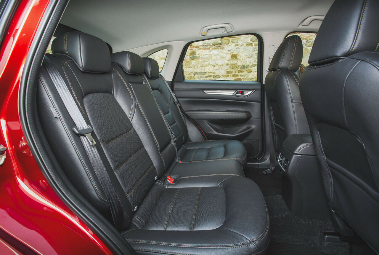 Die Platzverhältnisse auf der Rückbank sind ordentlich, aber unverändert im Vergleich zum Vorgänger