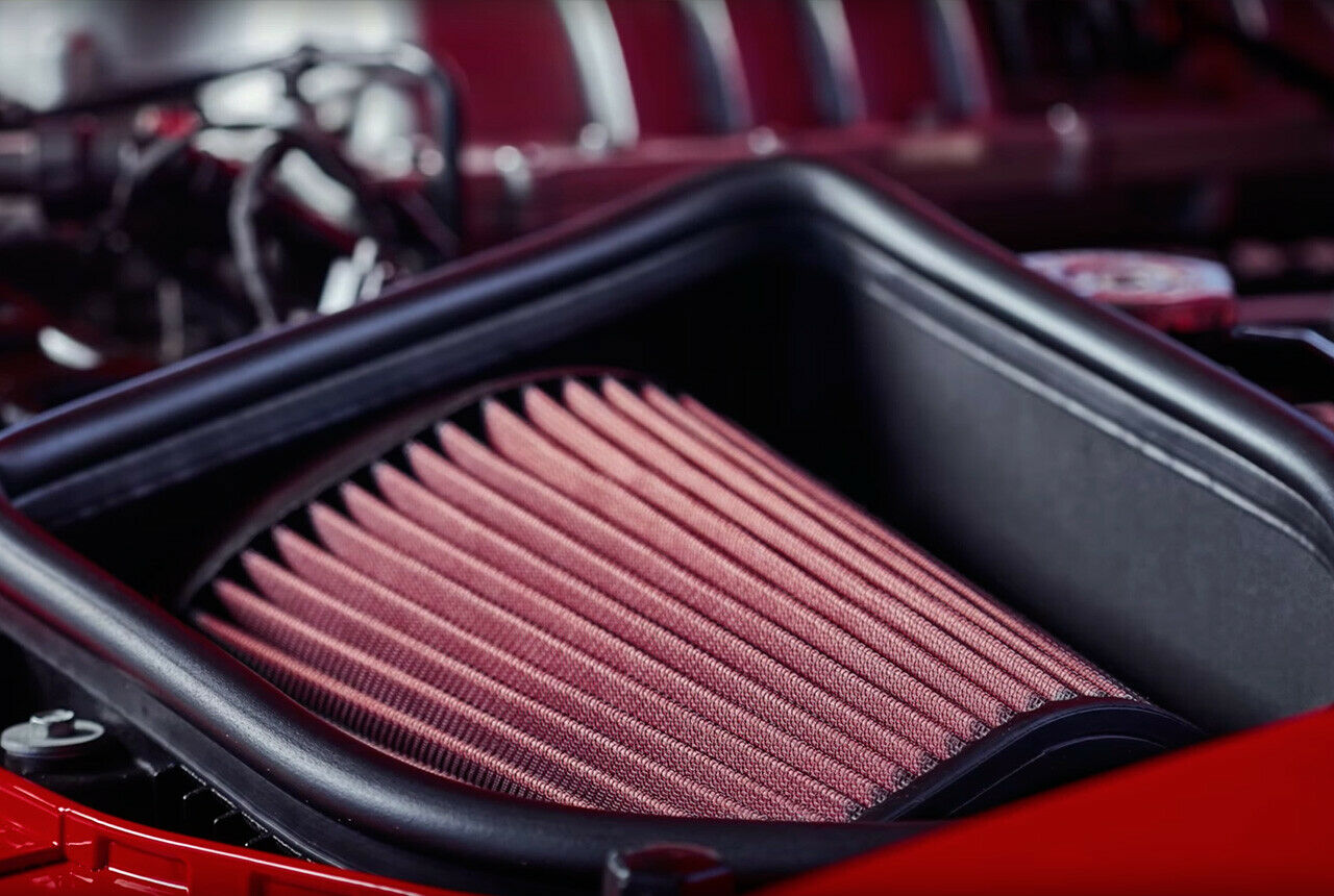 Offener Sportluftfilter im Dodge Demon