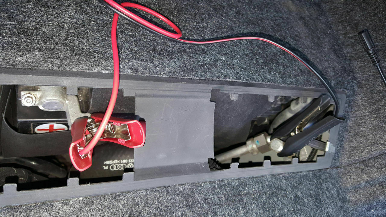 R8 Spyder Modelljahr 15 und CTEK Batterie Ladegerät über Zigarettenanzünder