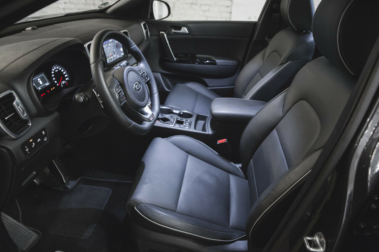 Hochsitz: Die Sitze bieten ausreichend Komfort für lange Strecken und sind hoch angebracht. Für größere Fahrer nicht unbedingt optimal