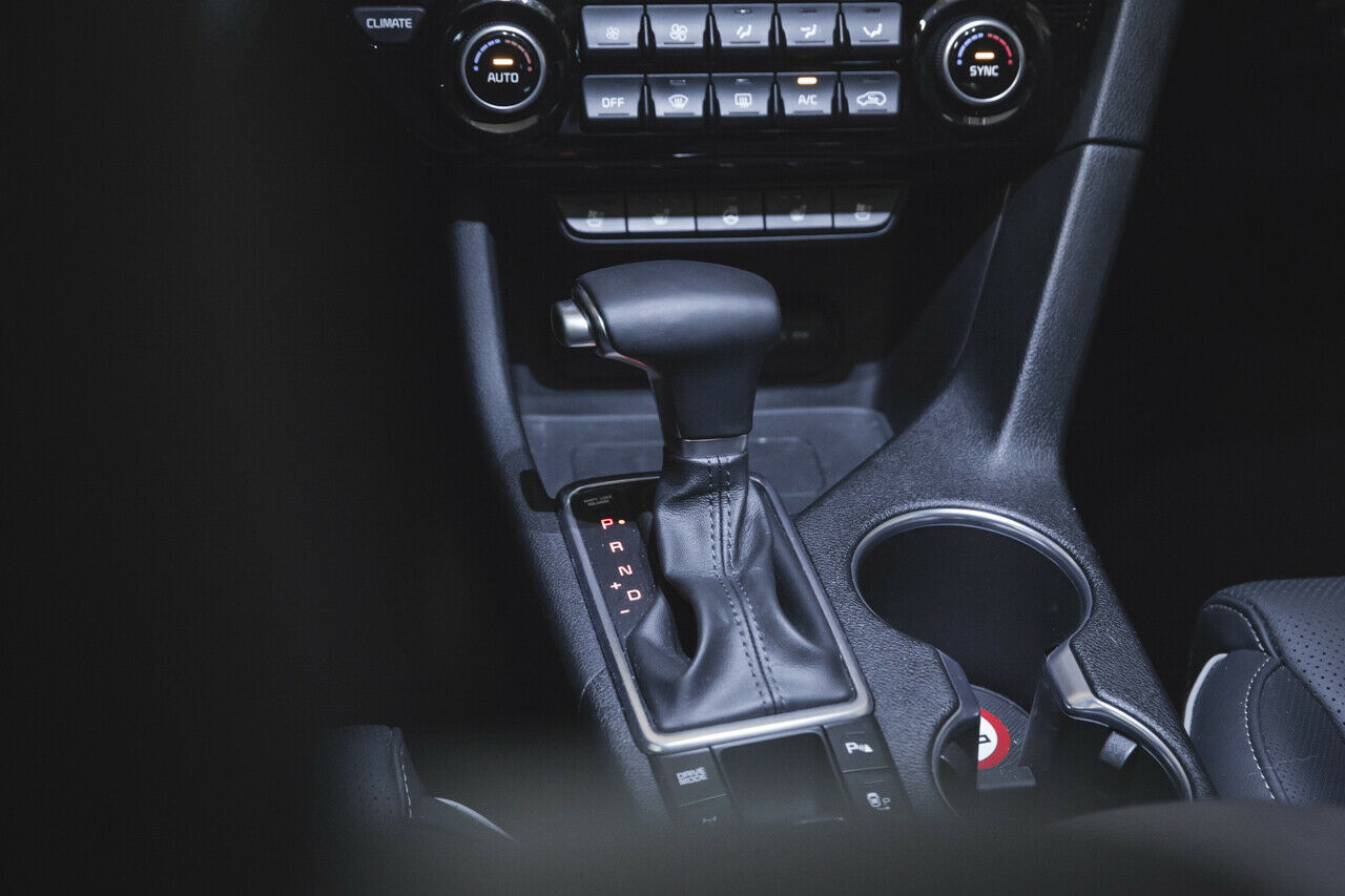 Hab ruhig mehr Selbstvertrauen, kleines SUV: Die Wandler-Automatik unterschätzt den Durchzug des 2.0 Liter-Diesel, schaltet zu oft und zu früh zurück.