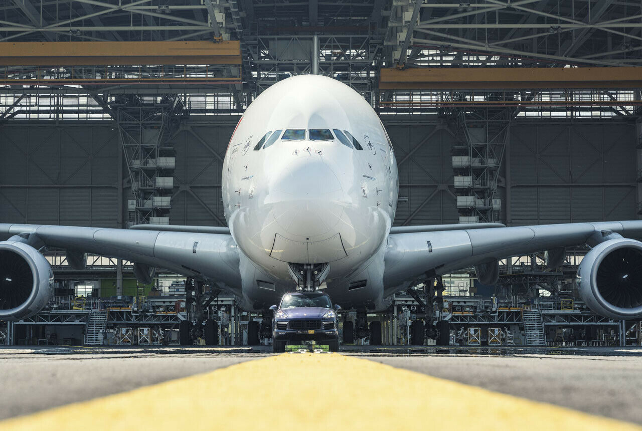 Da wirkt der Porsche (1,94 m) schmal: Spannweite von rund 80 Metern