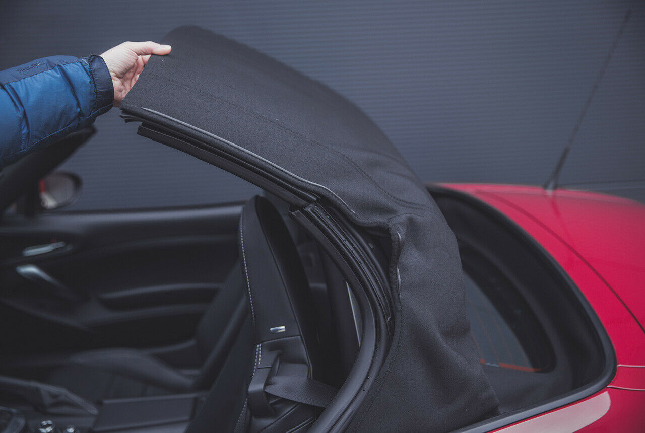 Ohne Handarbeit geht es nicht: Das Verdeck öffnet und schließt ganz altmodisch und schneller als jedes elektrische