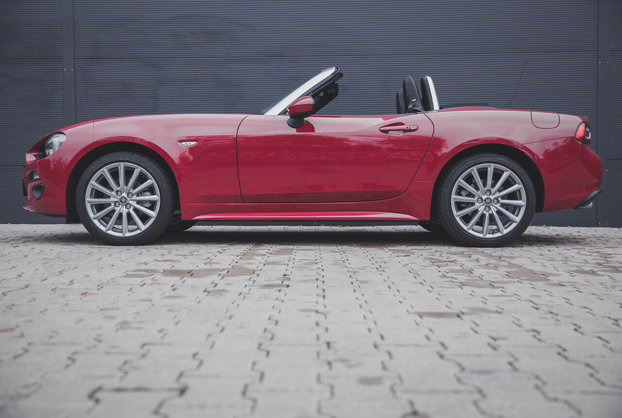 Fiat lässt die Karosserie des 124 Spider weiter über die Räder hängen, 4.055 Millimeter Länge sind die Konsequenz