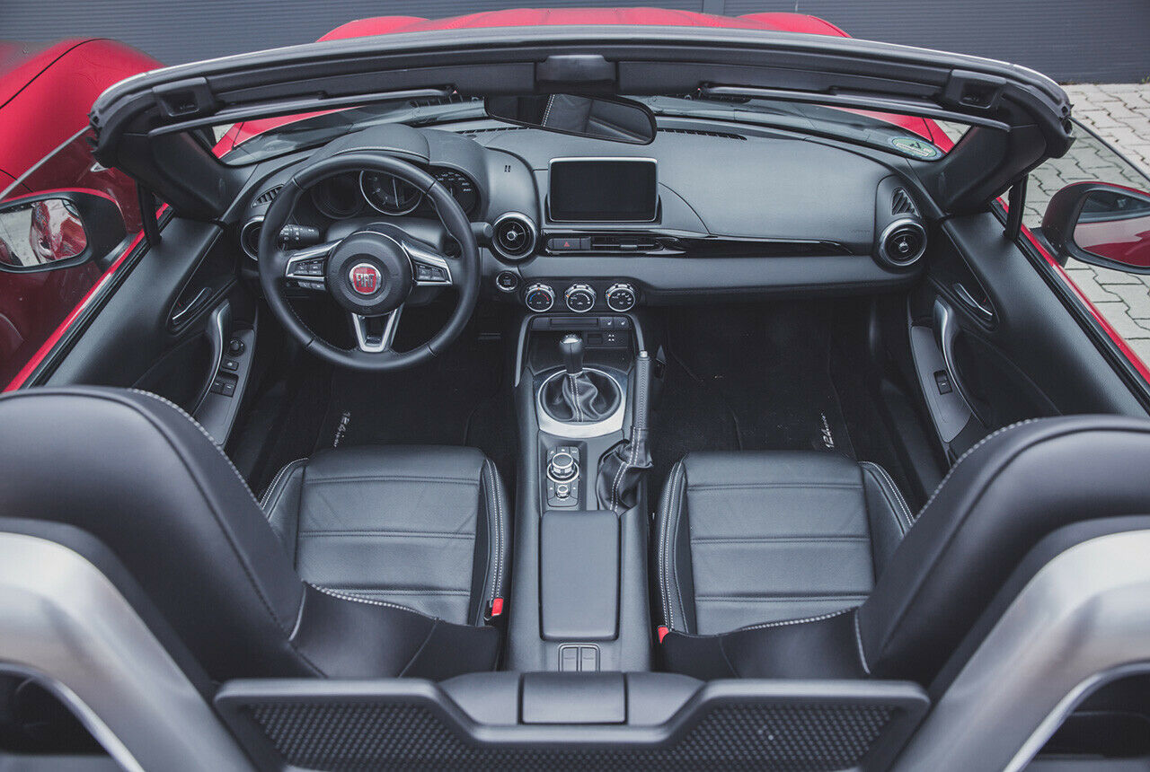 Fiat verändert ein klein wenig das Layout des Armaturenbretts, an den Türen gibt es im oberen Bereich hartes Plastik