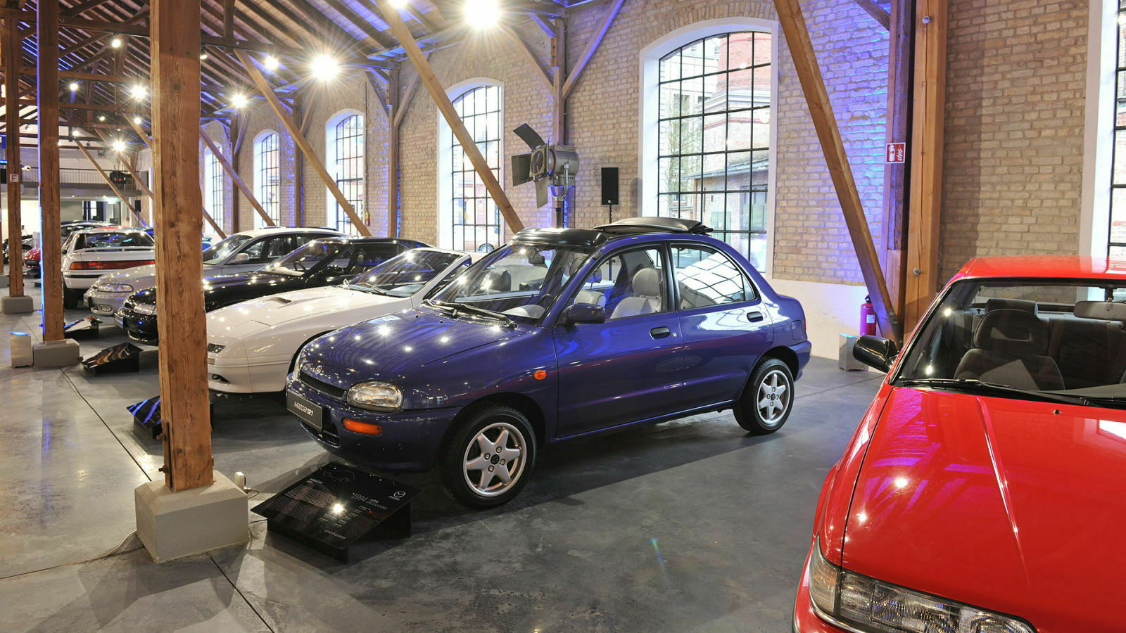 Zeitgleich mit dem MX-5 kommt die Knutschkugel von Mazda auf den Markt. Der 121 hat ein Faltschiebedach und ist der Traum junger Yuppies