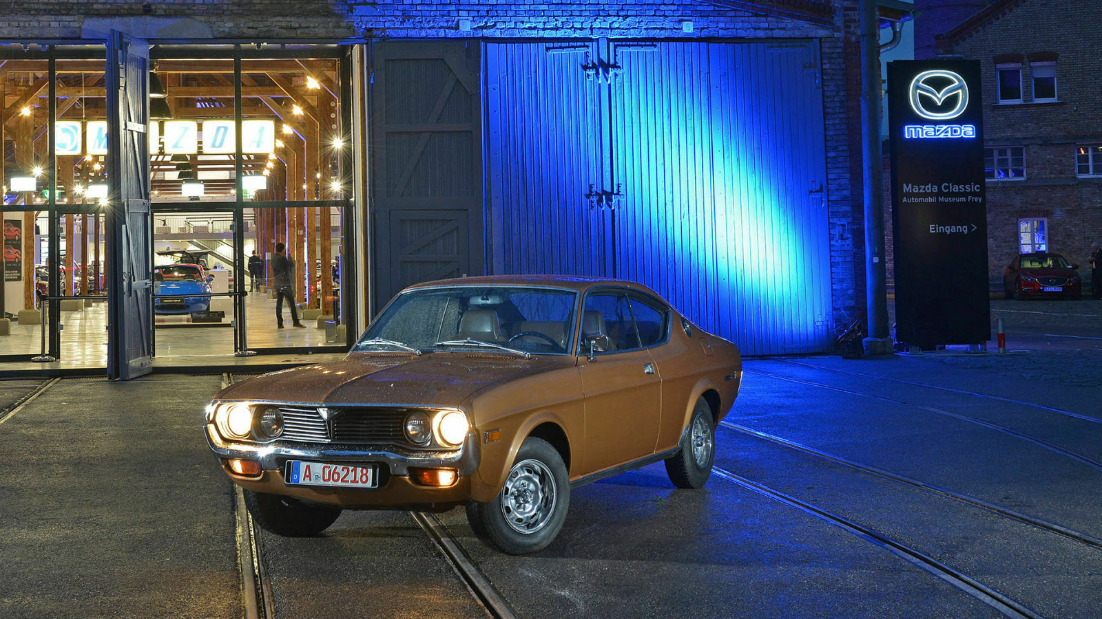 Der Mazda RX-4 von 1972 bekam zunächst einen 115 PS starken Kreiskolbenmotor. In Deutschland wurde er als Mazda 929 Coupé mit 83-PS-Vierzylinder von 1977 bis 1978 angeboten