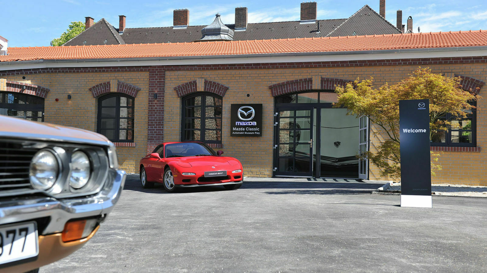 Vorn im Anschnitt das RX-4 Coupé von 1972, dahinter der RX-7 ab Baujahr 1991 mit 240 PS