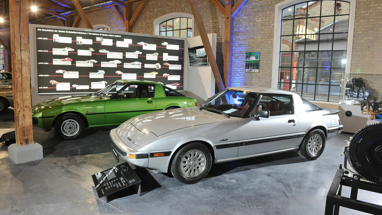 Der erste und der zweite RX-7 nebeneinander. Das silberne Schmuckstück gehörte Dr. Felix Wankel, dem Erfinder des Wankelmotors