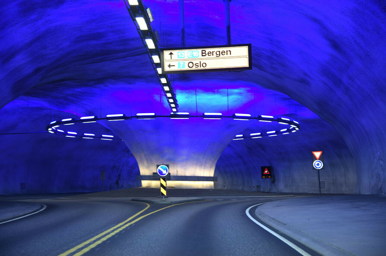 Der Laerdaltunnel, mit 26,51 Kilometern Länge der längste Straßentunnel der Welt. Und mit Kreisverkehr