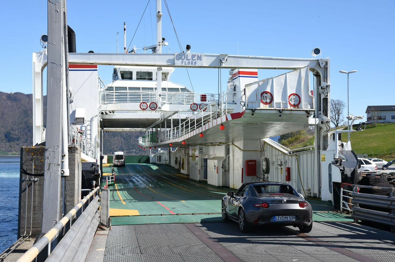 Die Fähre bringt die MX-5-Fahrer ans andere Ufer. Es bliebt nicht die einzige Überfahrt