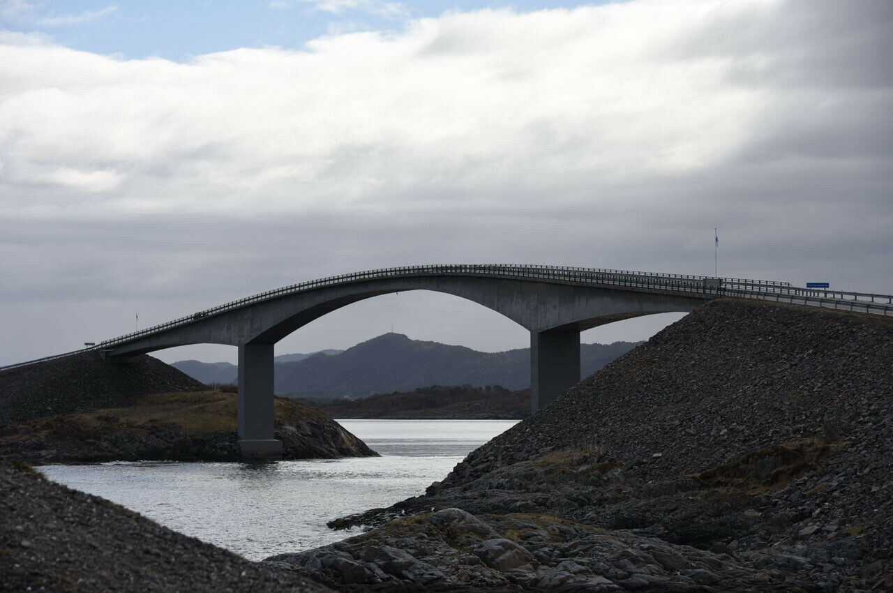 Gleich geht es über den Atlantik: Die Storseisund-Brücke ist 260 m lang, die lichte Höhe beträgt 23 m