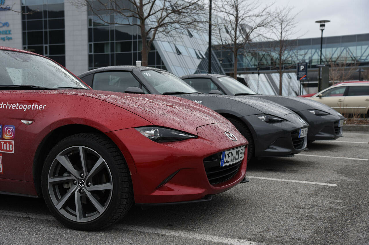 Abends vor dem Hotel. Insgesamt gehören 16 MX-5 RF zur Reisegruppe