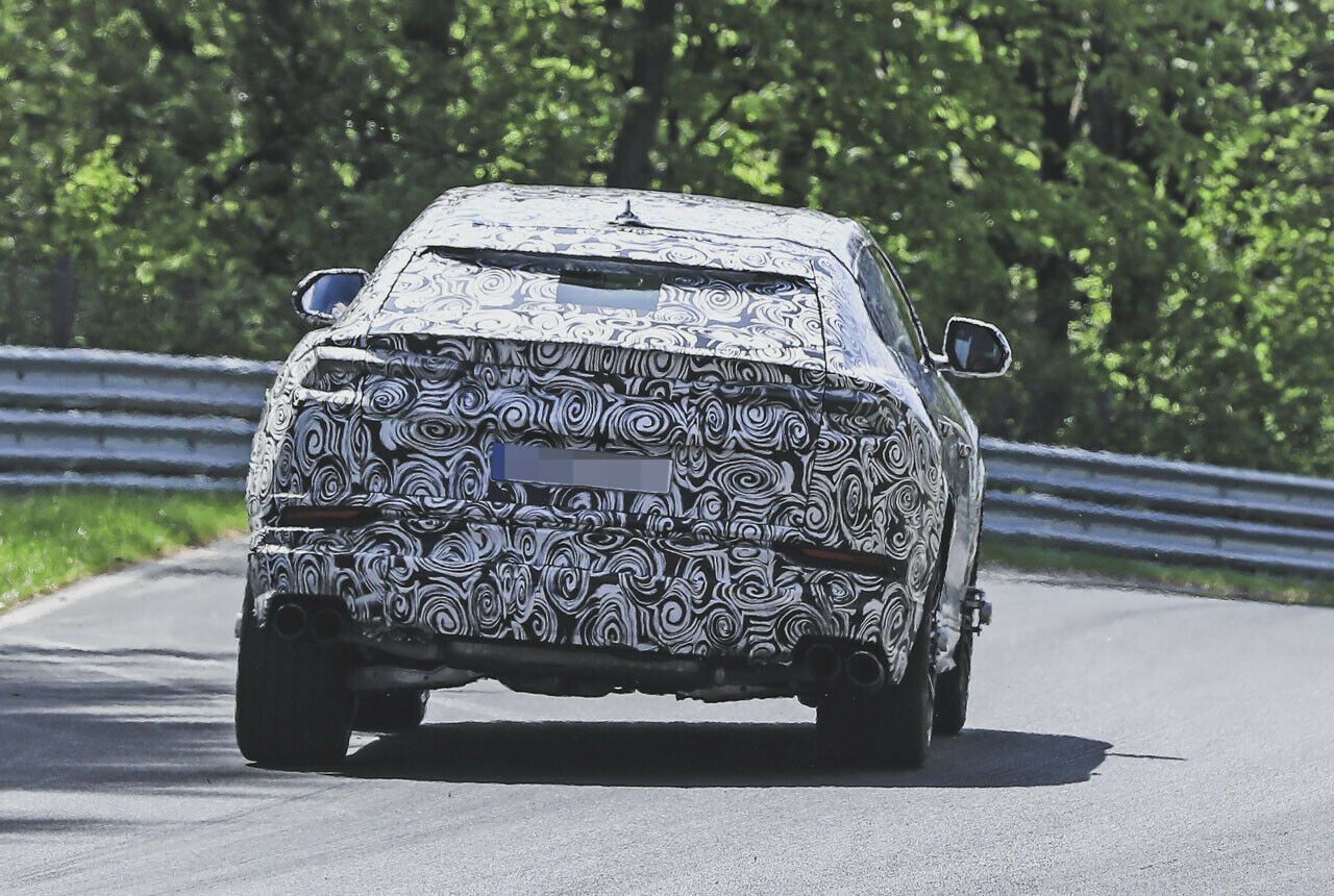 Die Heckleuchten werden durch eine Leiste mit Lamborghini-Schriftzug verbunden