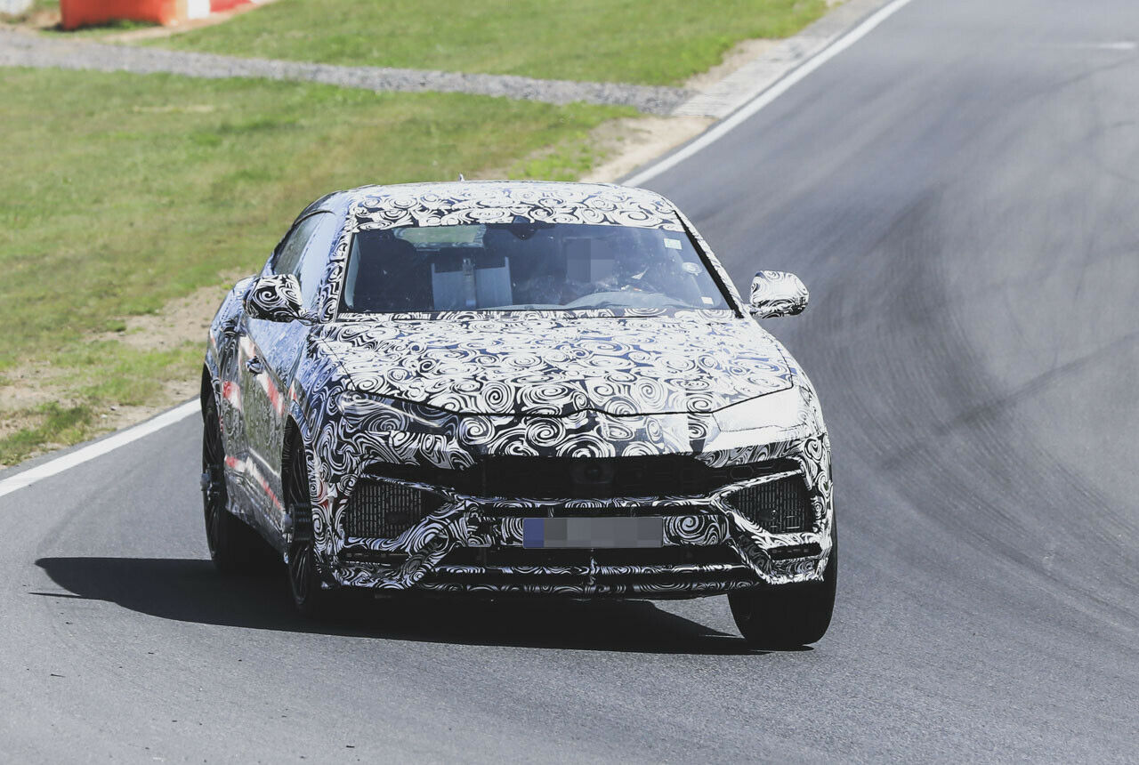 Lamborghini &uuml;bertr&auml;gt die typische Front in Keilform auf den Urus - jedenfalls obenrum