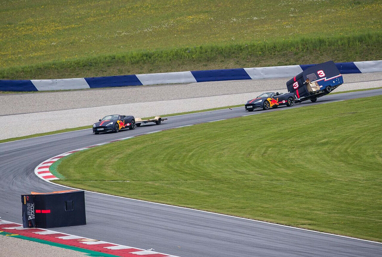 Viel Action und noch mehr Trümmer. An den Wohnwagen sorgen Slick-Reifen sichtlich für mehr als Genug Grip