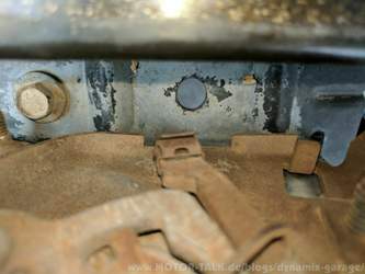 Wer die Haube von außen öffnen muss sollte mit einem Schraubenzieher durch das Loch. Dann einmal das Teil in der Mitte in Richtung Fahrerseite schieben. Danach sollte sich die Haube entriegeln.