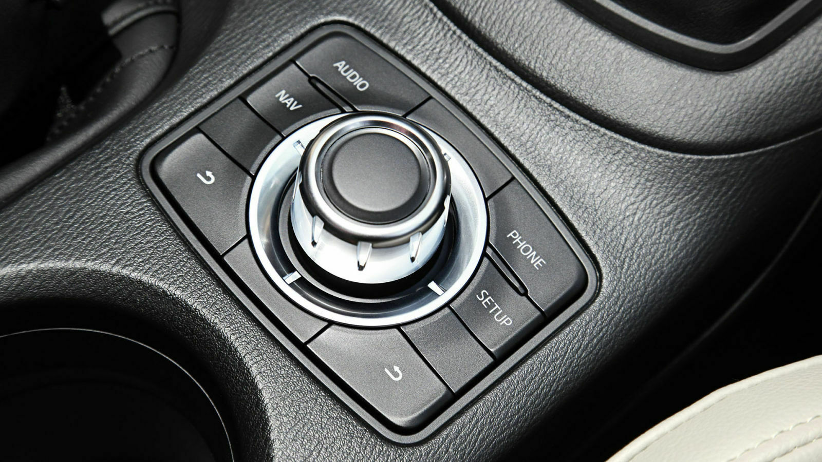 Der Dreh-Drück-Steller in der Mittelkonsole vereinfacht die Bedienung des Infotainmentsystems