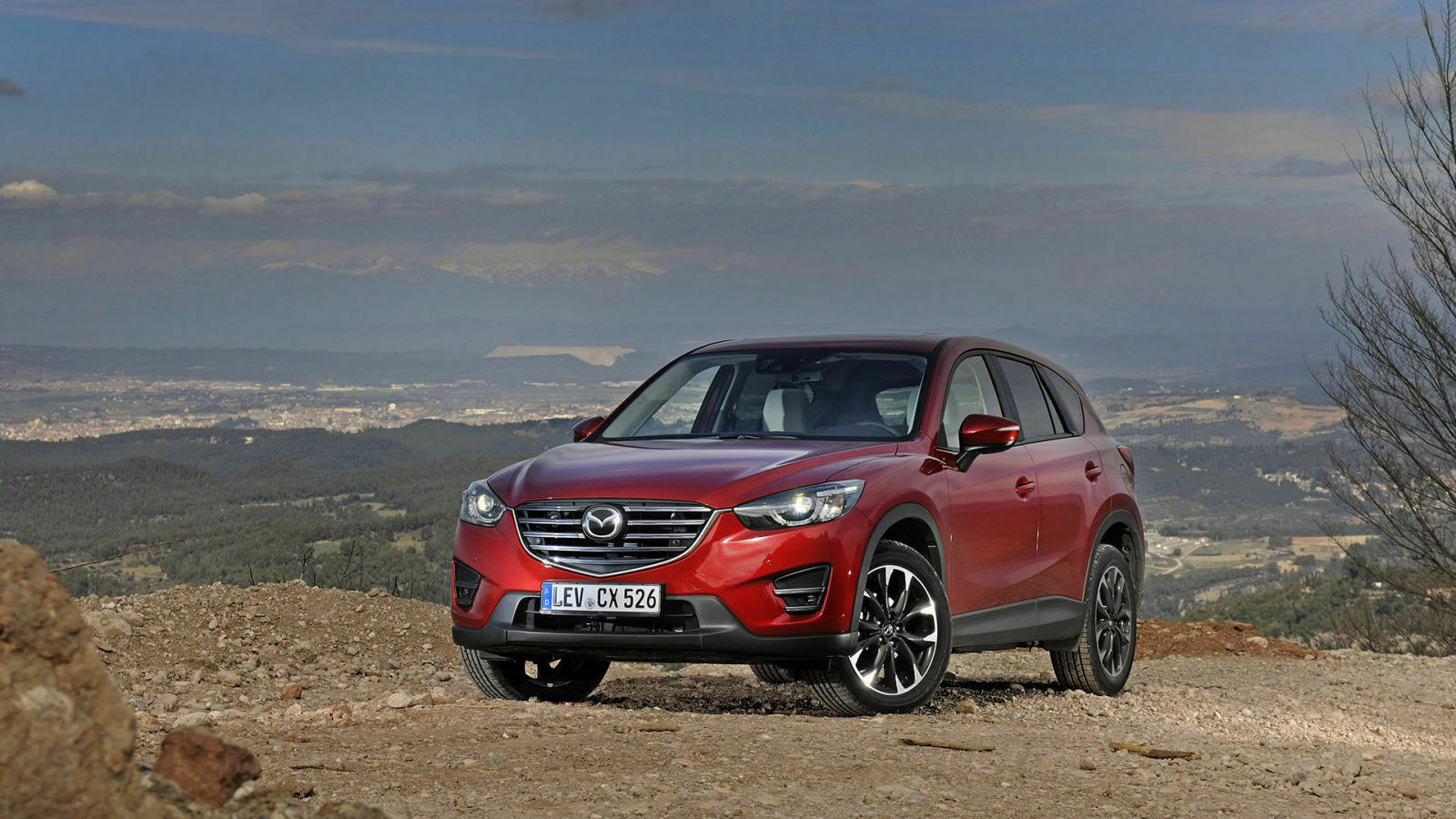 Optisch änderte Mazda nicht viel am CX-5, aber dank der veränderten Front wirkt das SUV seit Anfang 2015 etwas frischer