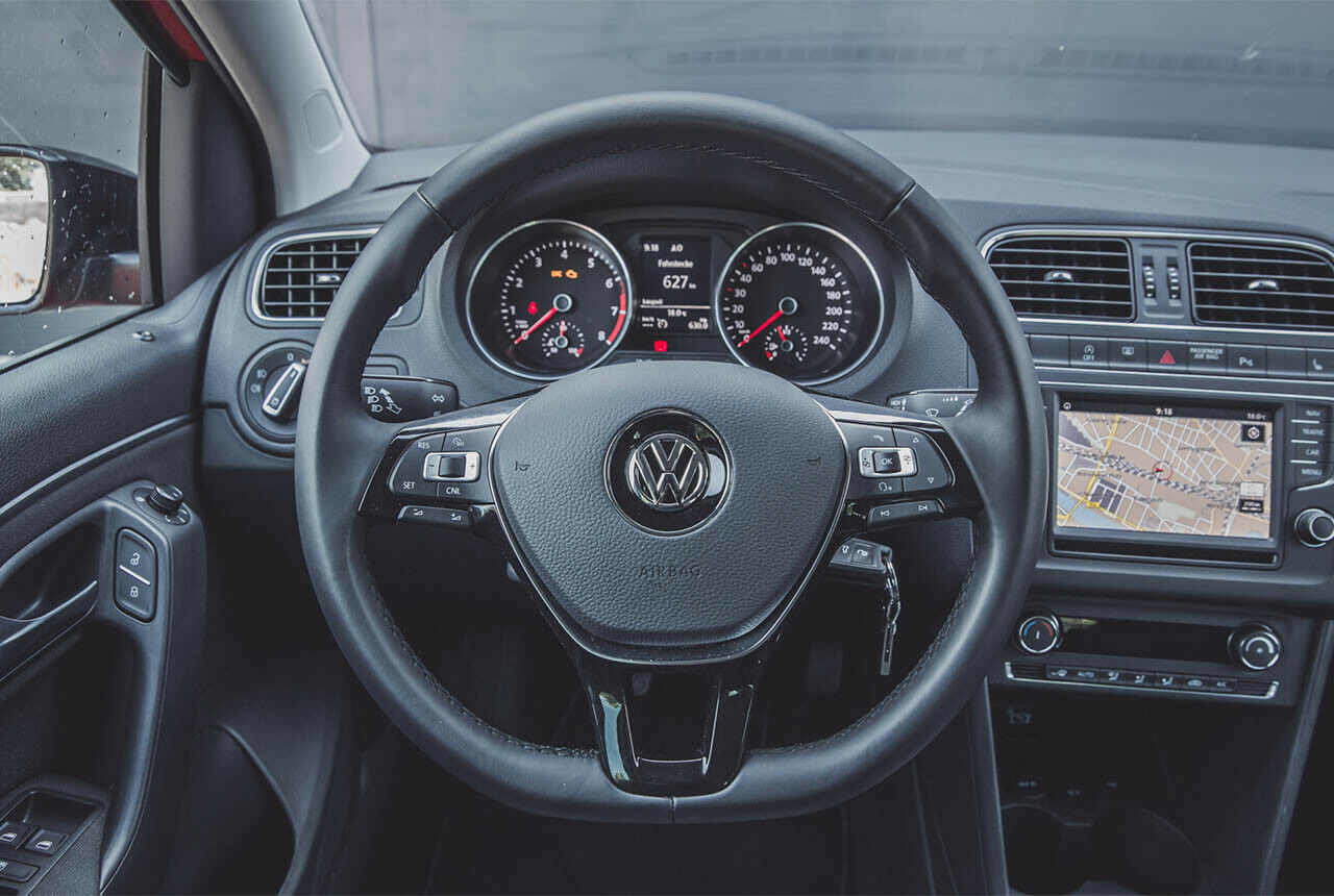Das Multifunktions-Lenkrad des VW Polo: Auf den ersten Metern ist die ...