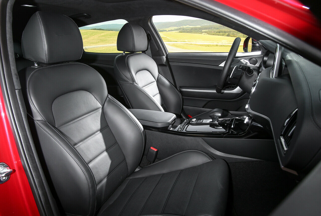 Die Leder-Sportsitze im Kia Stinger GT bieten guten Seitenhalt, die Sitzposition liegt angenehm niedrig