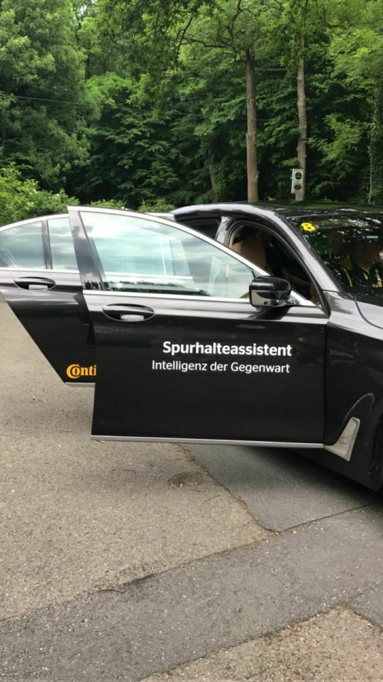 Der Spurhalteassistent wurde auf der Landstra&szlig;e getestet