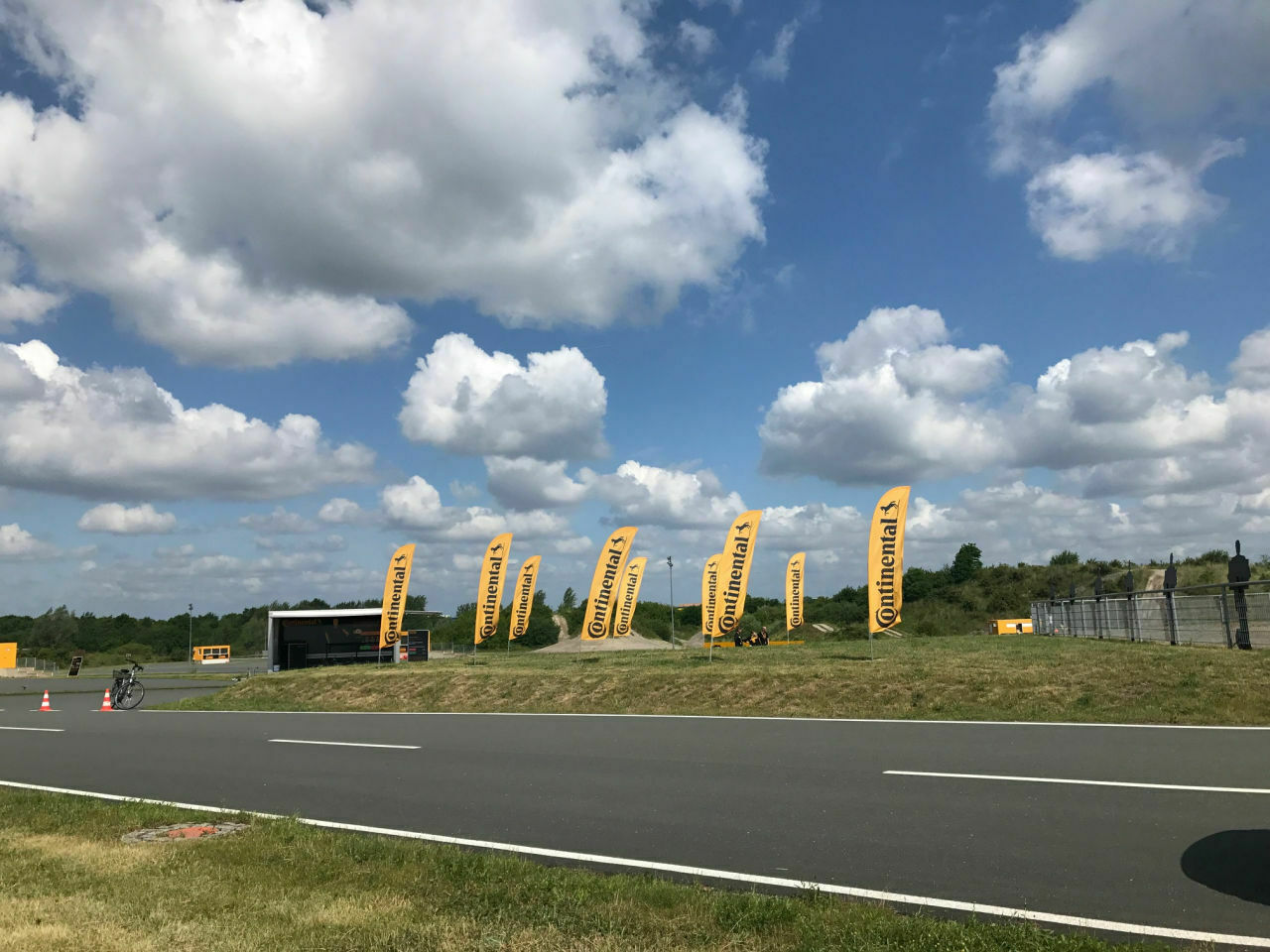 Auf dem ADAC-Fahrsicherheitszentrum wurden 10 Teststationen aufgebaut