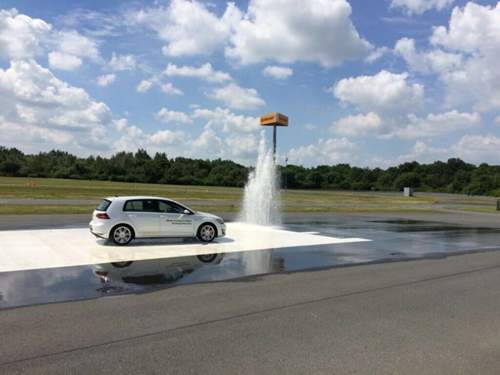Was, wenn die Reifen bei N&auml;sse nicht greifen? Das durften die MOTOR-TALKer auf der Nassstrecke ausprobieren