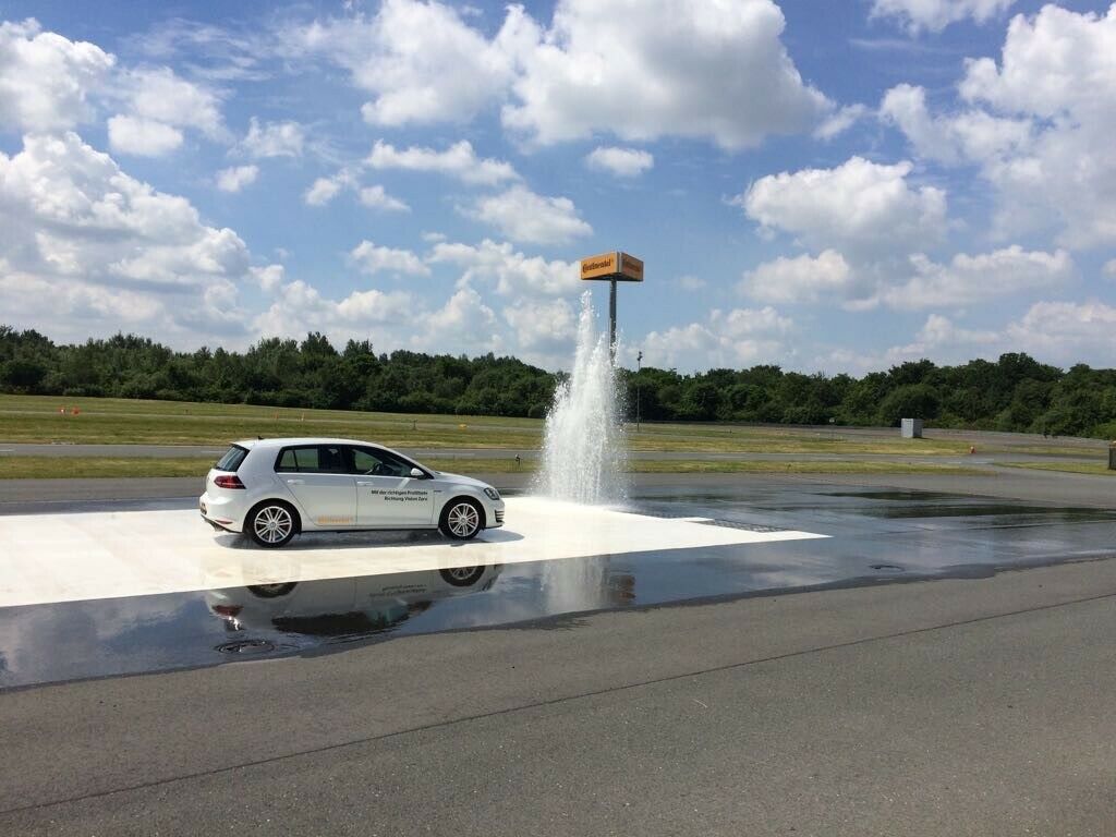Was, wenn die Reifen bei Nässe nicht greifen? Das durften die MOTOR-TALKer auf der Nassstrecke ausprobieren