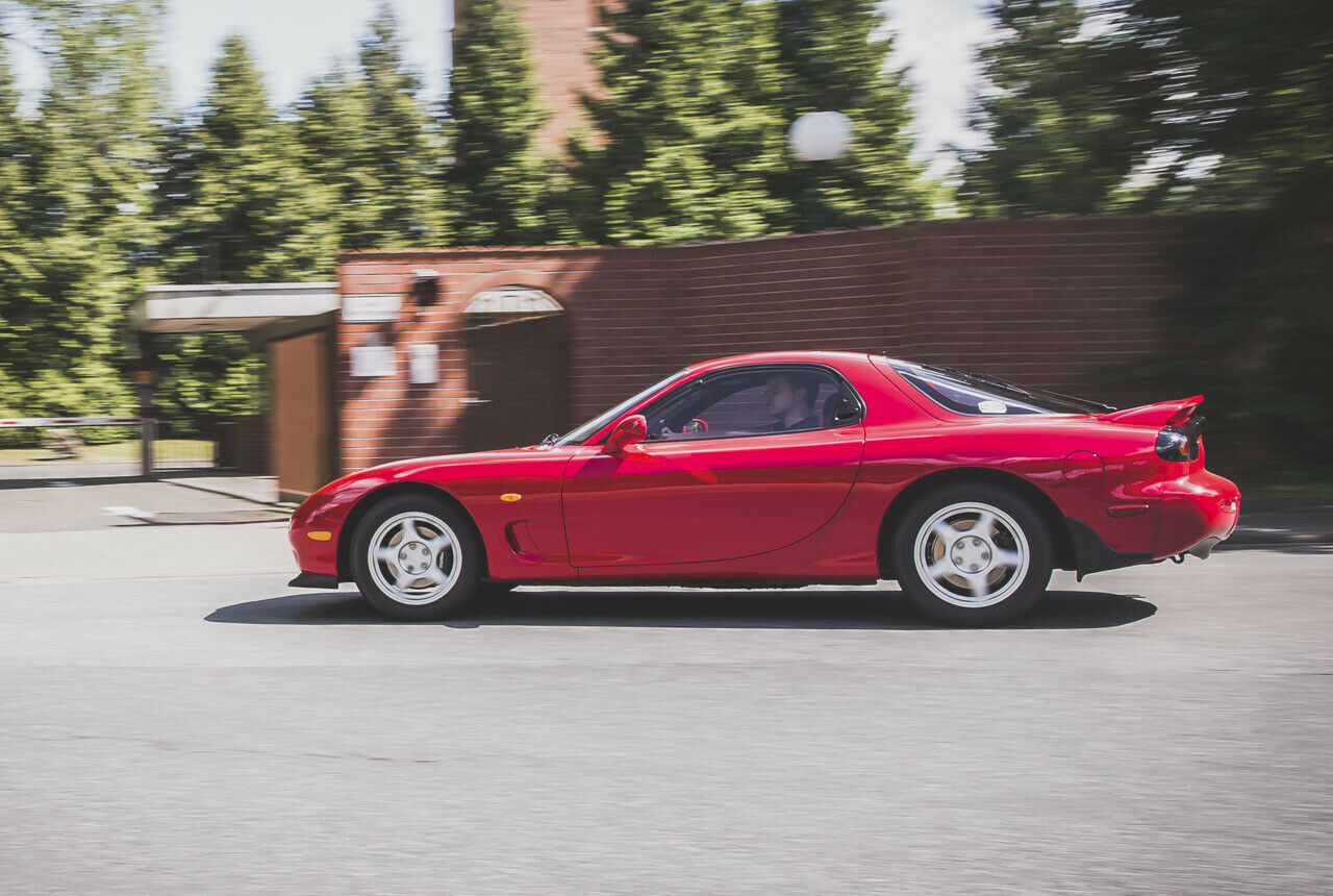 Der 240-PS-Motor beschleunigt den leichten Mazda in gut fünf Sekunden auf Tempo 100