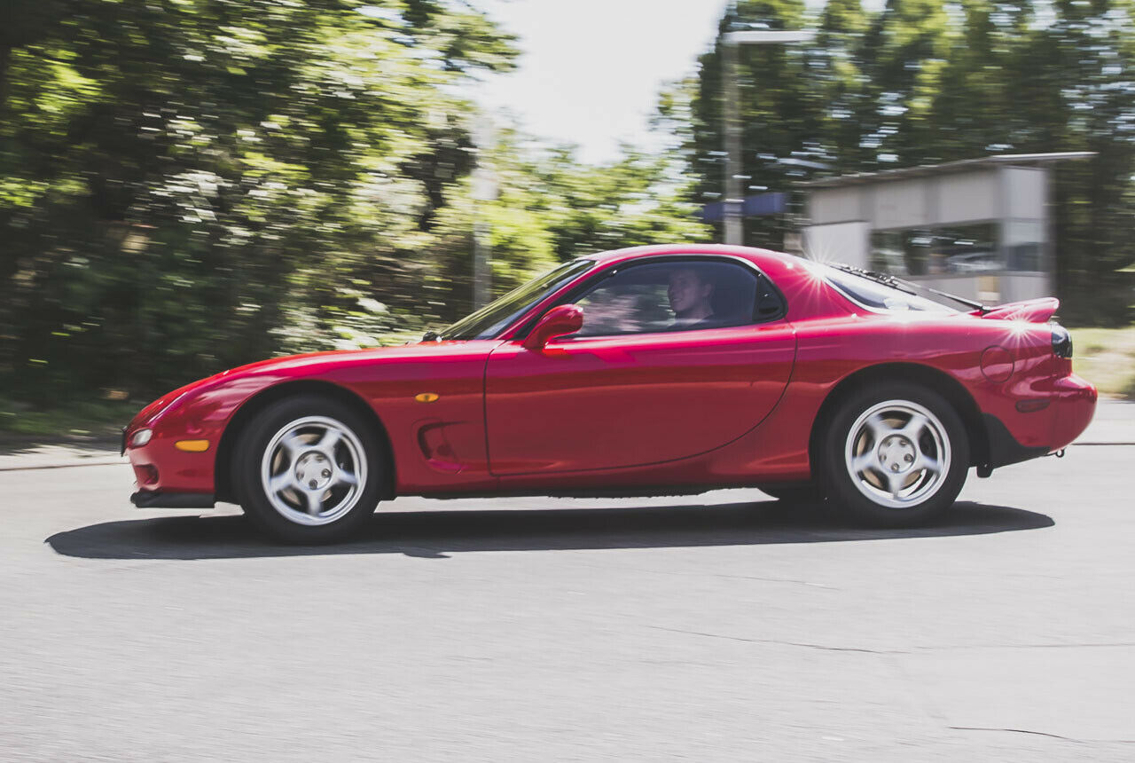 Fahrwerk und Lenkung des RX-7 vermitteln viel Gefühl und sind sehr straff ausgelegt