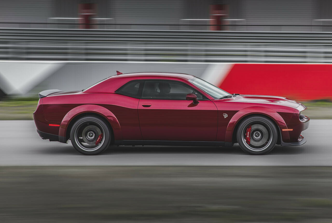 Mit breiteren Rädern sprintet der Hellcat schneller. Die Höchstgeschwindigkeit sinkt minimal