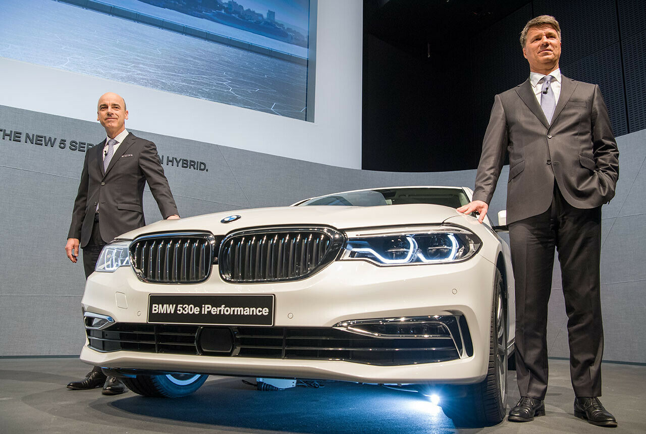 BMW muss sparen und reduziert daf&uuml;r die Variantenvielfalt. Das sagte jetzt der Finanzvorstand Nicolas Peter (hier mit BMW-Chef Harald Kr&uuml;ger bei der Bilanzpressekonferenz)