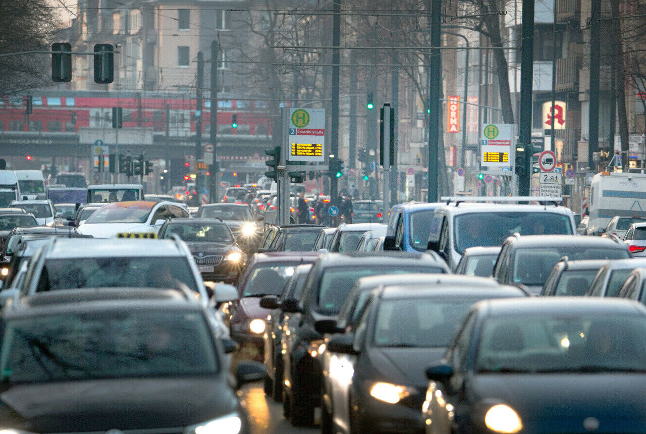 Morgentlicher Berufsverkehr auf der Corneliusstra&szlig;e: Hier werden regelm&auml;&szlig;ig die EU-Grenzwerte &uuml;berschritten