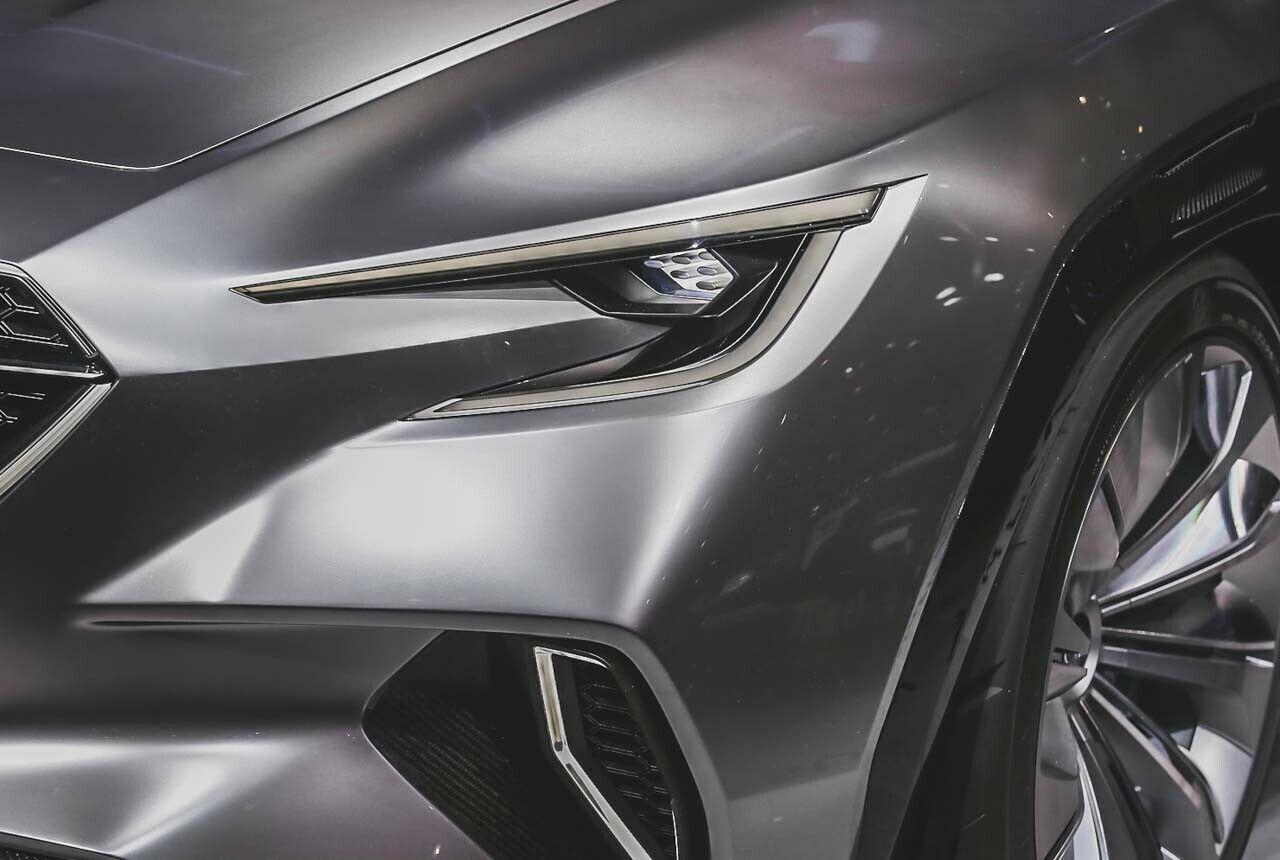 Auch die extrem kleinen LED-Elemente in den offenen Scheinwerfern dürften beim Serienmodell gegen konventionelle, abgedeckte Leuchten getauscht werden