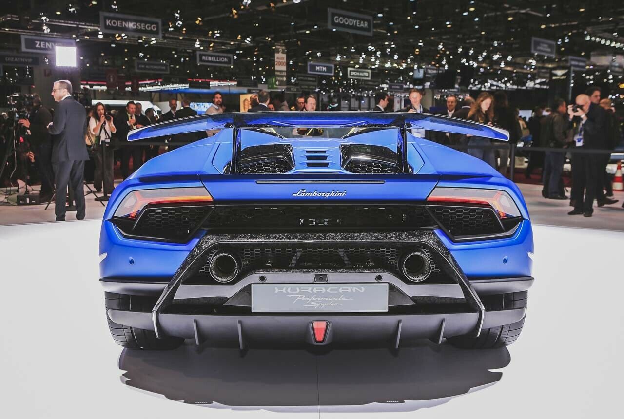 Im Heck des Huracán Performante Spyder steckt der 640 PS starke V10 des Coupés. Schwächere Varianten gibt es im Audi R8. Und dem Carbon-Zwilling