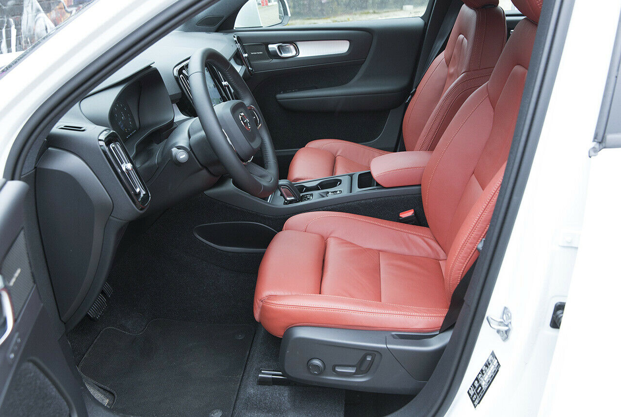 Das rote Leder hilft dem Premiumeindruck im Volvo XC40 ganz erheblich