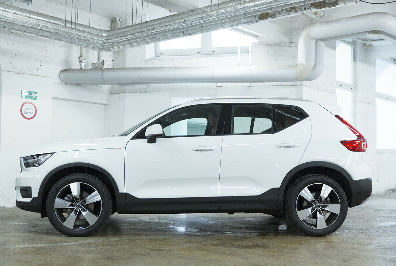 Der Volvo kommt genau wie der BMW auf 4,44 Meter Länge, beim Radstand bietet er jedoch drei Zentimeter mehr