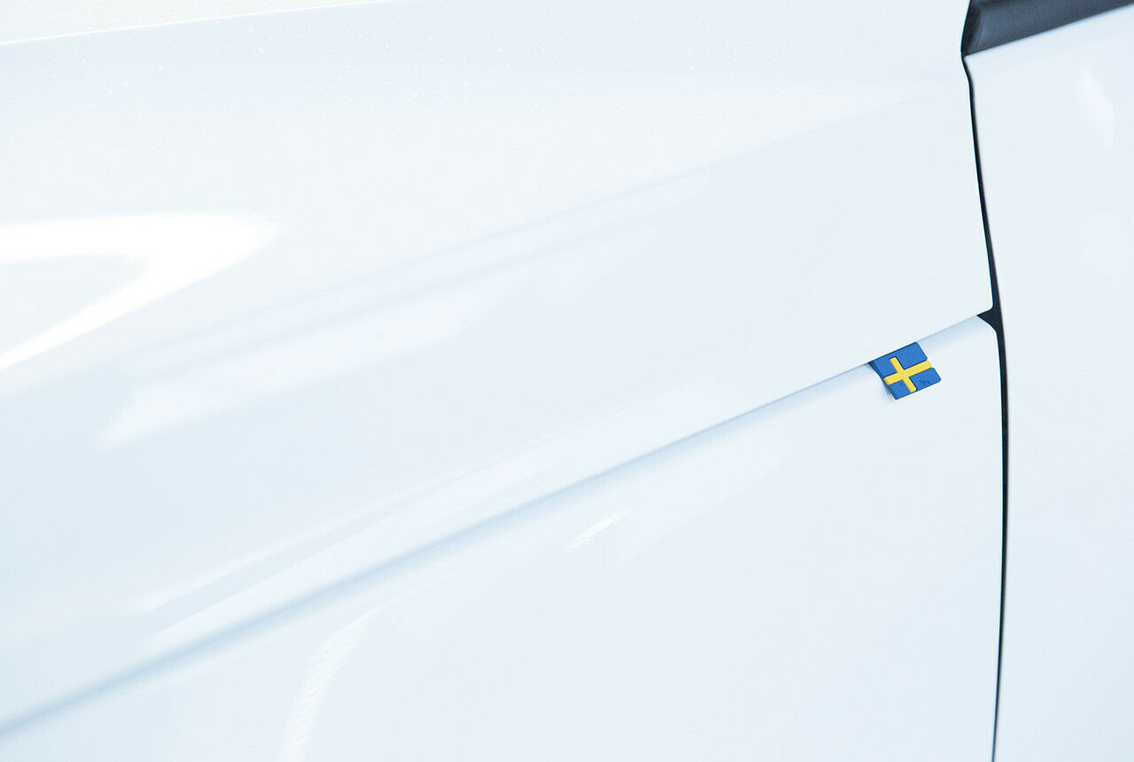 Schönes Detail: Volvo bringt eine kleine Gummiflagge am Vorderwagen an