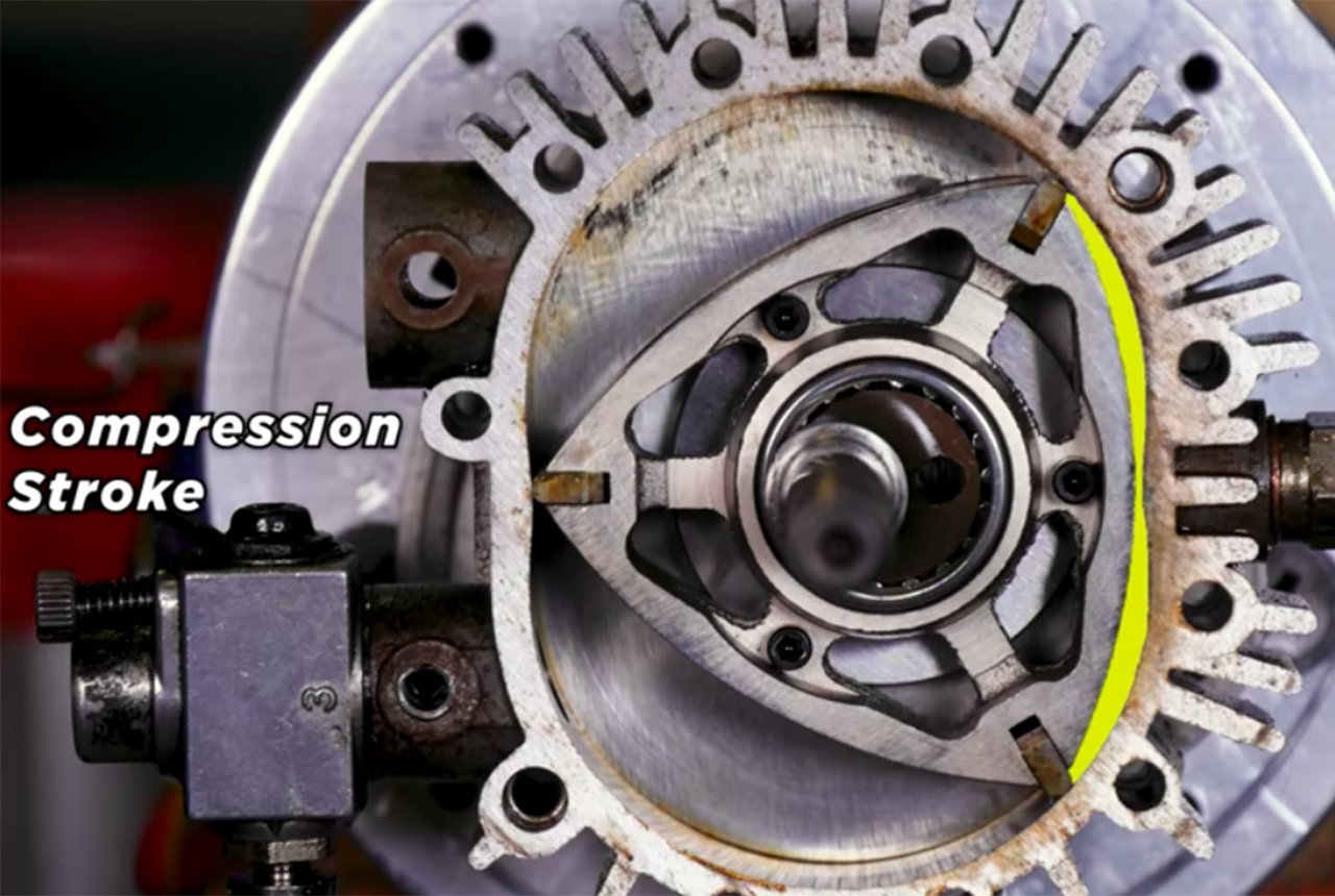 Die Arbeitsweise eines Wankelmotors (2 von 5): Das Gemisch wird zwischen Kolbenkante und Brennraumwand verdichtet