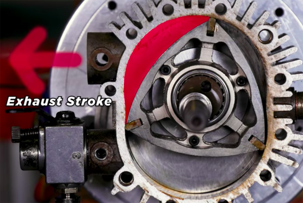 Die Arbeitsweise eines Wankelmotors (4 von 5): Über die Auslassöffnung entweichen die Abgase