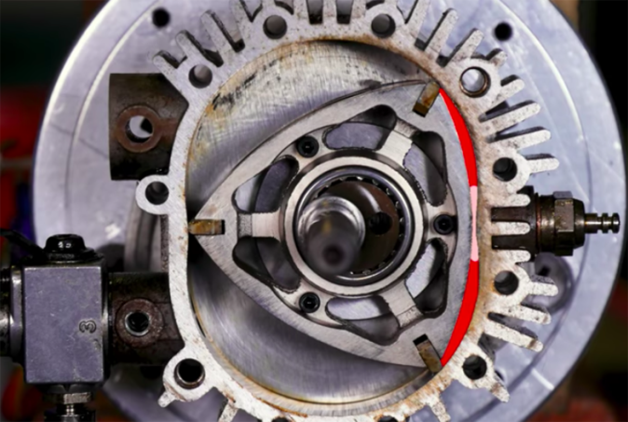 Die Arbeitsweise eines Wankelmotors (3 von 5): Eine Zündkerze bringt das verdichtete Gemisch zur Explosion